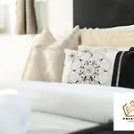 - Centre - Parking - Full Kitchen - M60 *