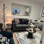 The Cosy Nest - Short Let In Salford アパート