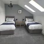 4 Bedroom Tameside Greater Sleeps 8 Дом отдыха *