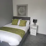 4 Bedroom Tameside Greater Sleeps 8 Манчестер