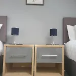4 Bedroom Tameside Greater Sleeps 8 * Манчестер