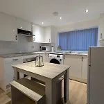 Newly Furnished Near Centre 公寓 *