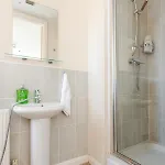 Comfortable 3-storey House With Free Car Parking 別荘