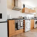 別荘 Comfortable 3-storey House With Free Car Parking マンチェスター