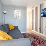 Comfortable 3-storey House With Free Car Parking 別荘