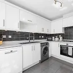 Superhost 3-bed House With Garden Free Parking * Манчестер