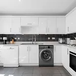 Дом отдыха Superhost 3-bed House With Garden Free Parking Манчестер