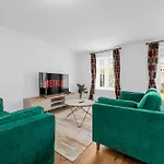 3 Bed Pendlebury Home Free Parking Pets