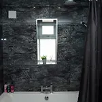 4 Bed Failsworth - 3 Bathrooms - Free Parking - Ideal For Contractors & Families - Free 1 Hr Early Check-in Or 1 Hr Late Check-out For 2 Night Bookings Until The End Of Дом отдыха
