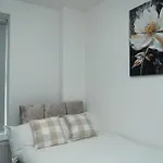 Дом отдыха 4 Bed Failsworth - 3 Bathrooms - Free Parking - Ideal For Contractors & Families - Free 1 Hr Early Check-in Or 1 Hr Late Check-out For 2 Night Bookings Until The End Of