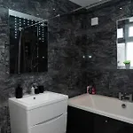 Дом отдыха 4 Bed Failsworth - 3 Bathrooms - Free Parking - Ideal For Contractors & Families - Free 1 Hr Early Check-in Or 1 Hr Late Check-out For 2 Night Bookings Until The End Of
