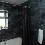 4 Bed Failsworth - 3 Bathrooms - Free Parking - Ideal For Contractors & Families - Free 1 Hr Early Check-in Or 1 Hr Late Check-out For 2 Night Bookings Until The End Of