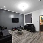 Landcross Co-living - Private Self-cater *