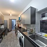 Landcross Co-living - Private Self-cater