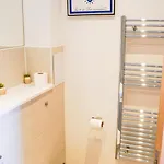Apartmán Centre Apt, With Free Secured Parking & Balcony, Sleeps 4 - Free 1 Hour Early Check In For 2 Night Only Until The End Of