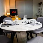 Centre Apt, With Free Secured Parking & Balcony, Sleeps 4 - Free 1 Hour Early Check In For 2 Night Only Until The End Of
