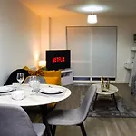 Centre Apt, With Free Secured Parking & Balcony, Sleeps 4 - Free 1 Hour Early Check In For 2 Night Only Until The End Of *