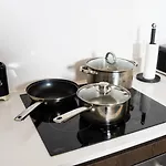 Centre Apt, With Free Secured Parking & Balcony, Sleeps 4 - Free 1 Hour Early Check In For 2 Night Only Until The End Of