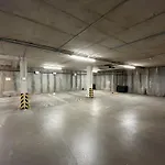 Centre Apt, With Free Secured Parking & Balcony, Sleeps 4 - Free 1 Hour Early Check In For 2 Night Only Until The End Of *
