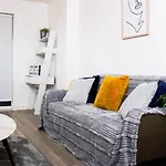 Centre Apt, With Free Secured Parking & Balcony, Sleeps 4 - Free 1 Hour Early Check In For 2 Night Only Until The End Of Apartmán