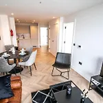 Stunning 2 Bedroom In Apartment *