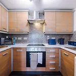 شقة Salford Urban Escape - Stylish Allure Modern 2Br Stay For 6 - Smart Business Or Work Ready By Parydise Properties