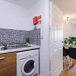 Apartman Salford Urban Escape - Stylish Allure Modern 2Br Stay For 6 - Smart Business Or Work Ready By Parydise Properties *