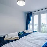 Salford Urban Escape - Stylish Allure Modern 2Br Stay For 6 - Smart Business Or Work Ready By Parydise Properties مانشستر