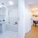 Salford Urban Escape - Stylish Allure Modern 2Br Stay For 6 - Smart Business Or Work Ready By Parydise Properties Apartman