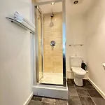 Apartment 2 Bed Ensuite With Balcony And Free Onsite Secure Parking *