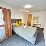 Apartment 2 Bed Ensuite With Balcony And Free Onsite Secure Parking *