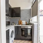 Luxury 1-bed Near Centre And North General Hospital