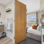 2 Bed Centre Flat Balcony Free Parking