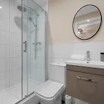 2 Bed Centre Flat Balcony Free Parking Daire