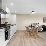 2 Bed Centre Flat Balcony Free Parking Daire Manchester
