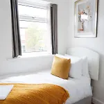 Spacious 3br Weekend Getaway Near Etihad And Coop Live - Free Parking! Hébergement de vacances