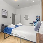 Hébergement de vacances Modern Centre Townhouse Sleeps 10 & Parking *