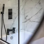 Modern Centre Townhouse Sleeps 10 & Parking