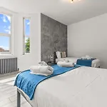 Modern Centre Townhouse Sleeps 10 & Parking Hébergement de vacances