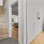 Hébergement de vacances Modern Centre Townhouse Sleeps 10 & Parking