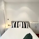 The Lowry River Executive 2 Bed アパート
