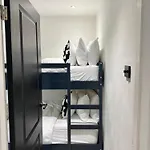 Дом отдыха Convenient House By Ankers Contractors With Free Parking Манчестер