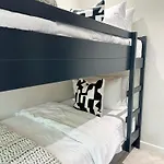 Convenient House By Ankers Contractors With Free Parking Манчестер
