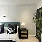 Feriehus Convenient House By Ankers Contractors With Free Parking Manchester