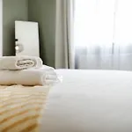 Дом отдыха Modern 2 Bedroom House With Parking