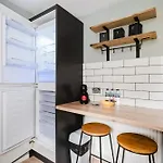 Modern 2 Bedroom House With Parking *
