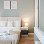 Modern 2 Bedroom House With Parking * Манчестер