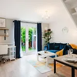 Modern 2 Bedroom House With Parking * Манчестер