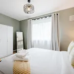 Modern 2 Bedroom House With Parking *