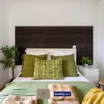 2br Flat By Paul & Malin Short Term Agency Salford With Exciting Weekdays Offer *